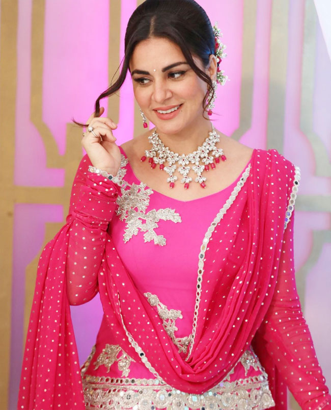 shanti priya pink dress The star of the evening, Shanti Priya Such an iconic scene and one of my favourite songs y'all should watch Om Shanti Om, its such a fun watch. Got spooked