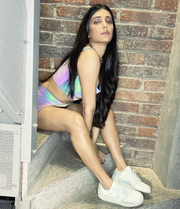 Shruti Haasan Flaunts Her Shiny Metallic Outfit