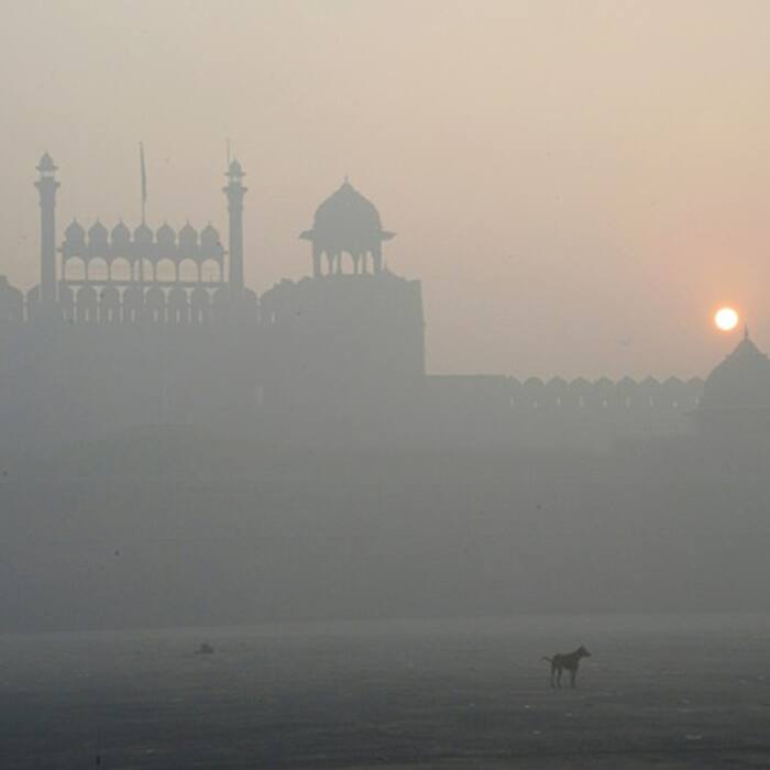 Smog engulfed Lal Quila in Delhi