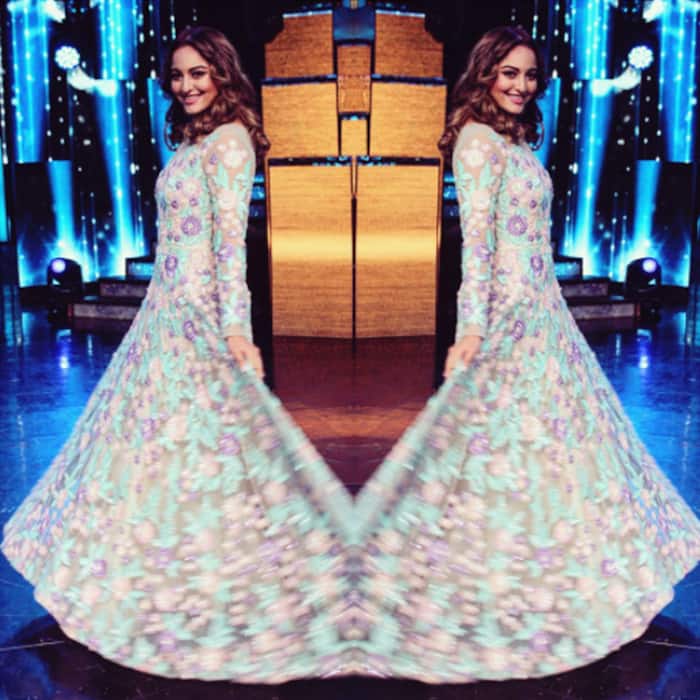 Sonakshi Sinha looks gorgeous in this outfit
