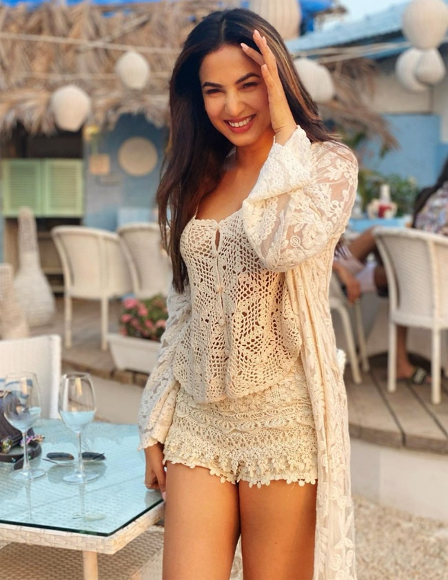 Sonal Chauhan Stuns in White Lace Dress