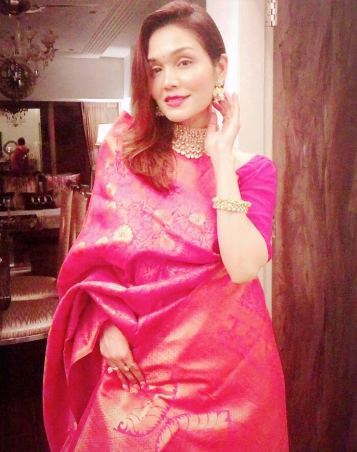 Sonu Kakkar looks all hot and glamorous in these pics