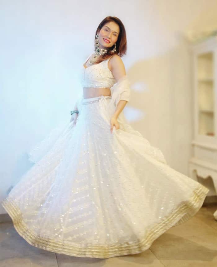 Sonu Kakkar looks like straight out of a fairytale in her white dreamy Lehenga 