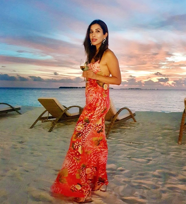 Sophie Choudry looked smoky hot near the beach in her stunning outfit