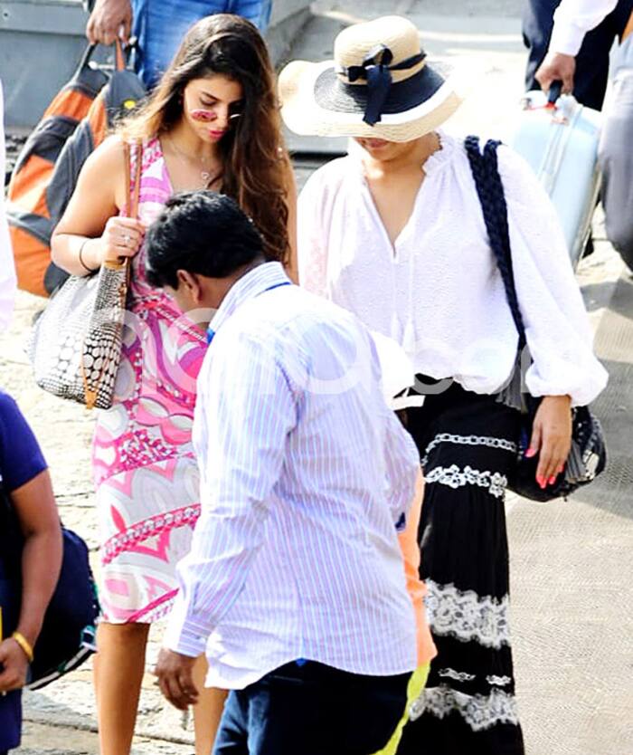 Suhana Khan dresses up in pink