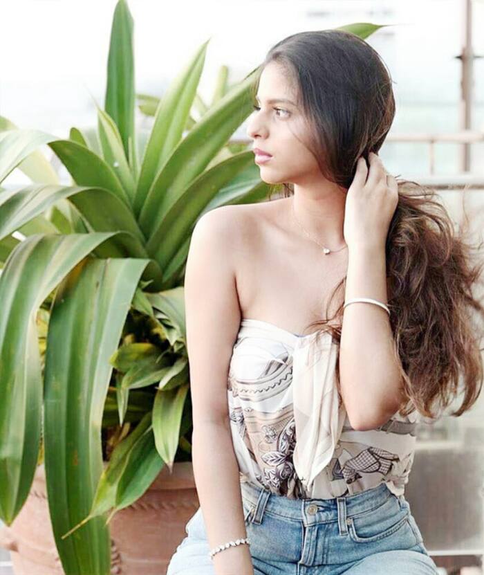 Suhana Khan wears a subtle makeup and a cute diamond stone neckpiece