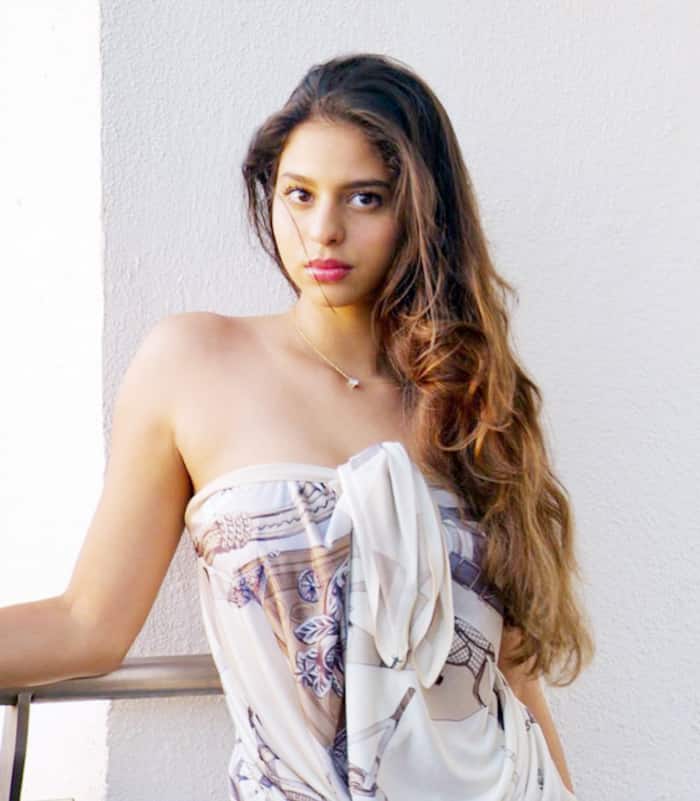 Suhana Khan’s sizzling pictures in silk printed sleeveless top is too hot to miss