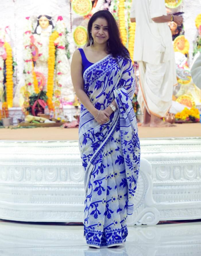 Sumona looks lovely in a blue handloom saree as she celebrates Durga Saptami in Mumbai