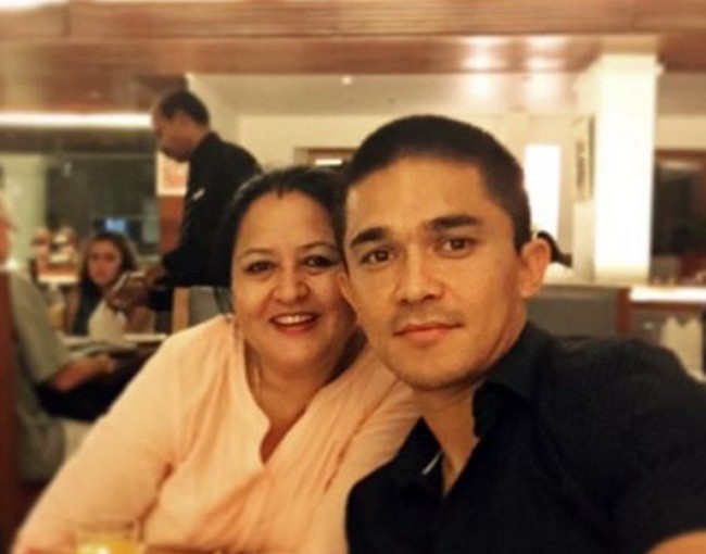 Sunil Chhetri clicks a selfie with his mother