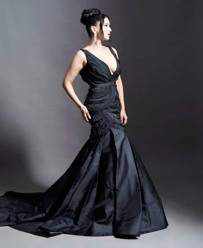 Sunny Leone Elevates Glamour Quotient in Latest Hot Pics