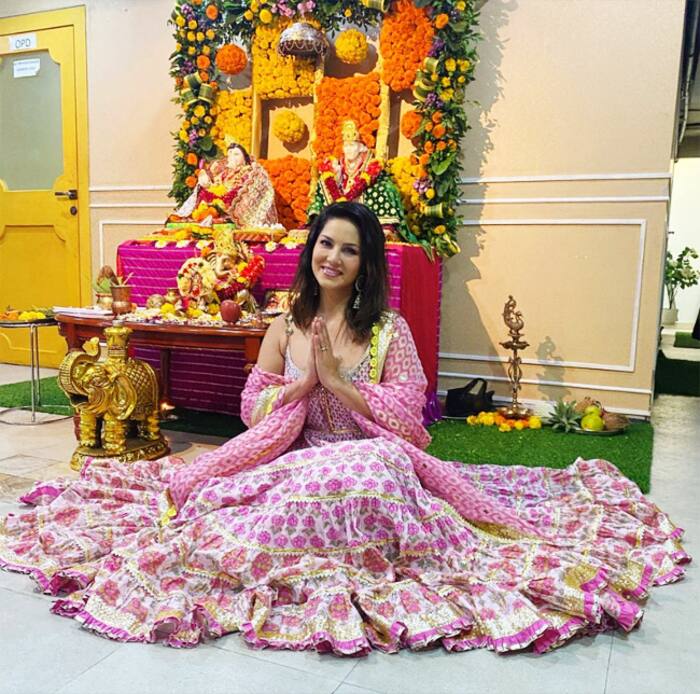 Sunny Leone Looks Chic and Classy