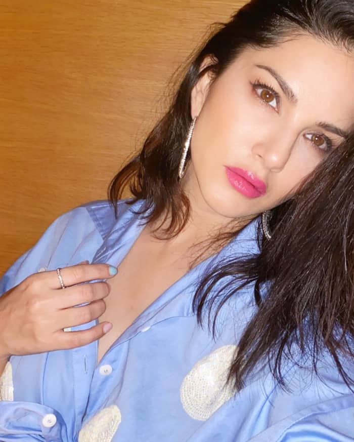 Check Hot And Sexy Pictures of Sunny Leone To Kickstart Sunday