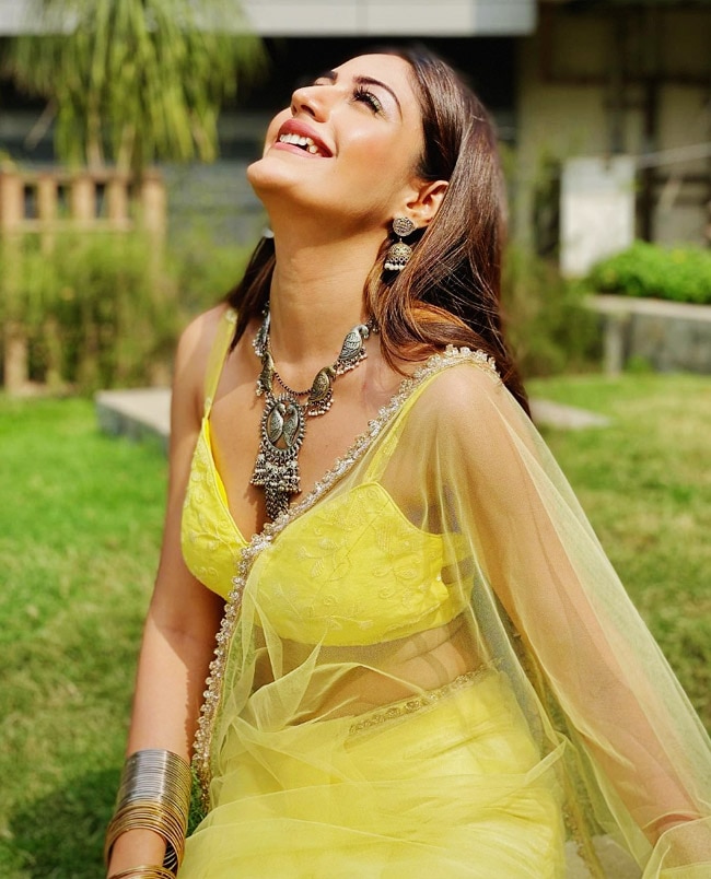 Surbhi Chandna Goes bold in saree look