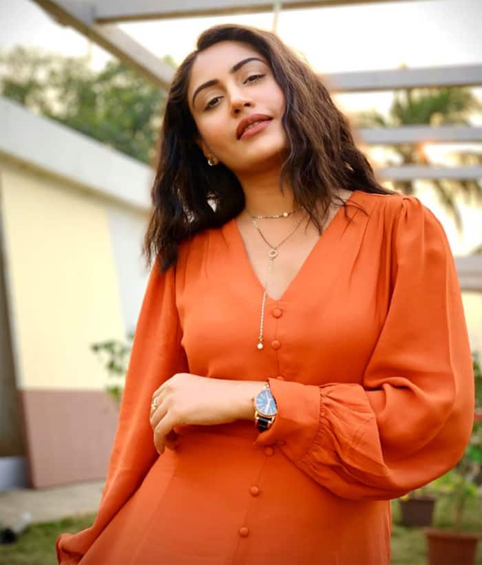 Surbhi Chandna Looks Elegant in The Latest Attire