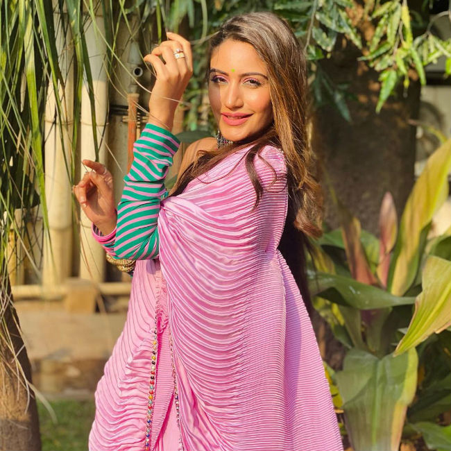 Surbhi Chandna looks like the ray of sunshine in her new saree pics