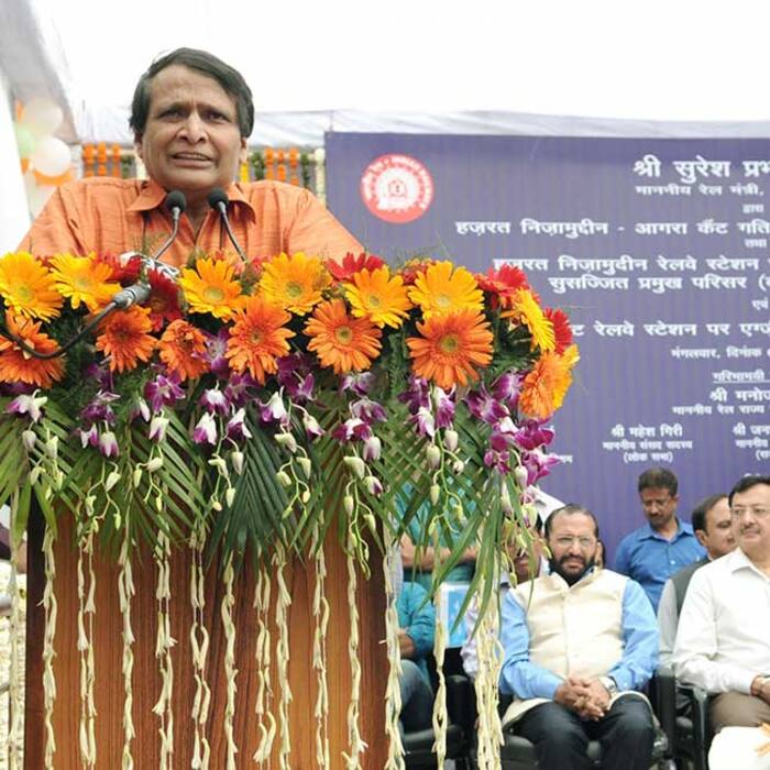 Suresh Prabhu addressing during the flagging off Gatiman Express