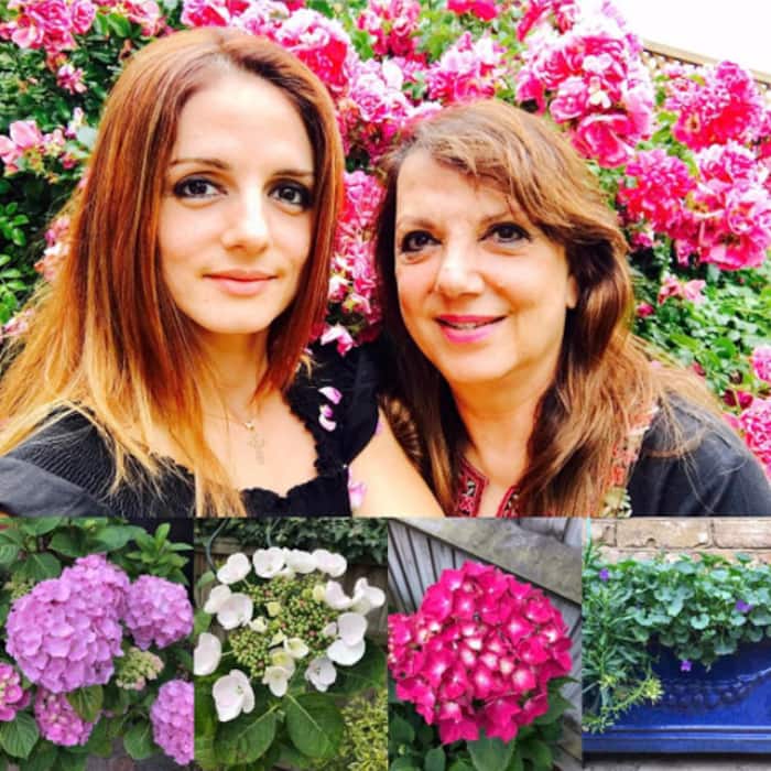 Suzanne Khan Roshan   s selfie with mother in  Rome