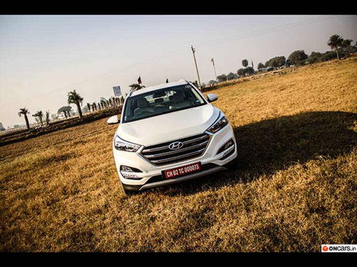 The all-new Hyundai Tucson 2016 SUV is strikingly Bold & Sporty in terms of design as it sports iconic hexagonal grille with chrome slates which are framed by high-tech headlamps and nearly designed bumper emanate a strong charisma.