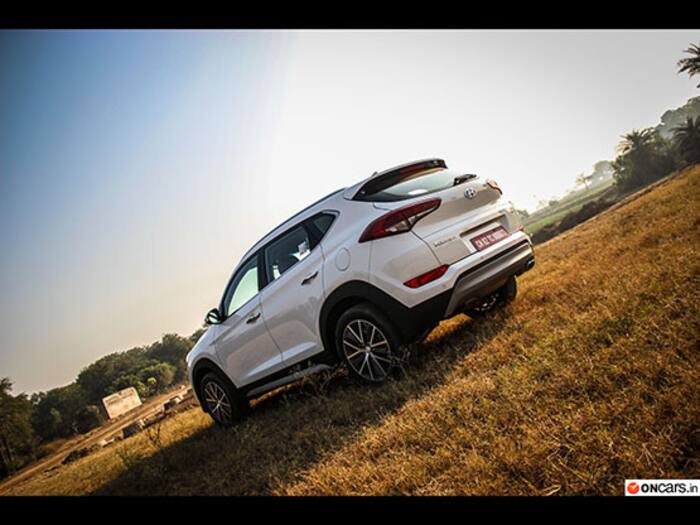 The all New Hyundai Tucson SUV rides on 18-inch diamond cut alloy wheels that derives an striking appeal to the side profile of the new SUV.