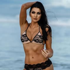WWE Diva Billie Kay’s Hourglass Figure Is a Thing of Beauty