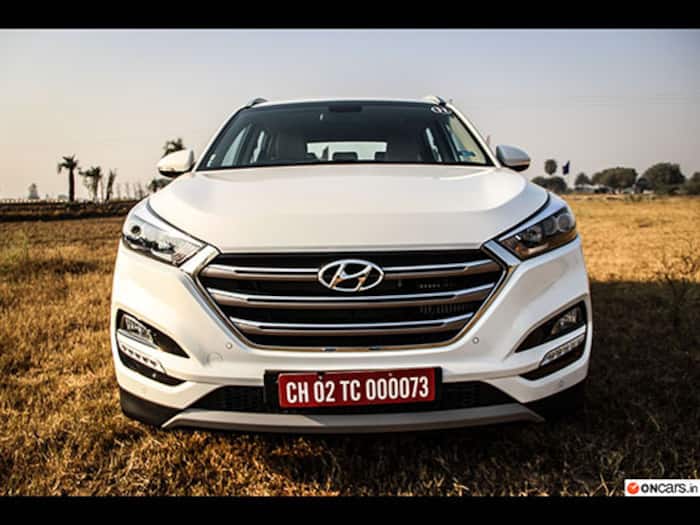 The front fascia comes with sweptback projector headlamps, Dual Barrel LED headlamps, Positioning Lamps, Fog lamps with LED DRLs, LED Static Bending that gives it with a striking appearance.