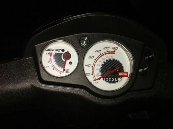 The instrument cluster looks basic and quite outdated. The Aprilia SR