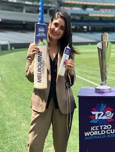 Bollywood Actress Kareena Kapoor Khan Ups Glamour Quotient as She Unveils ICC T20 World Cup Trophies in Melbourne, Australia | SEE PICS
