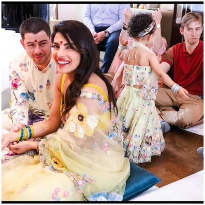 The way Nick Jonas looks at Priyanka is pure love 