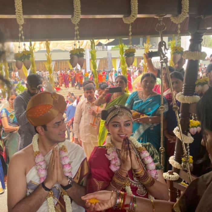 The wedding was held traditionally amid the chanting of Vedic hymns 