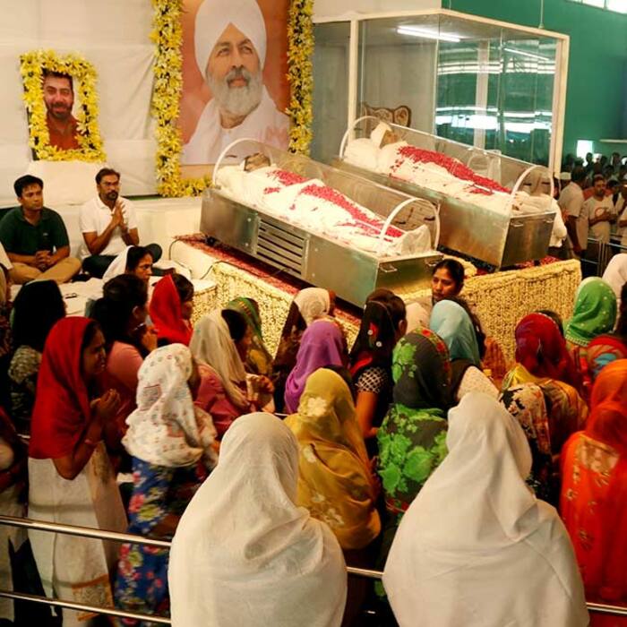 Devotees pay last respect to Sant Nirankari Mission head Baba Hardev