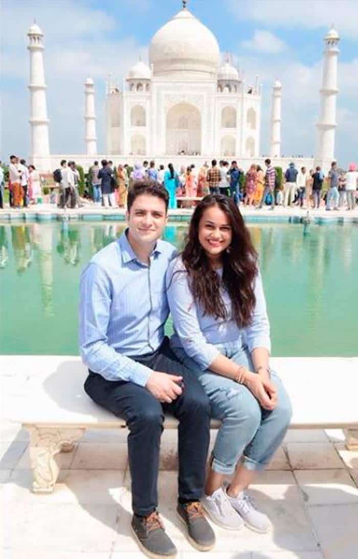 Tina Dabi And Aamir ul Shafi Look Adorable as They Strike a Pose Together