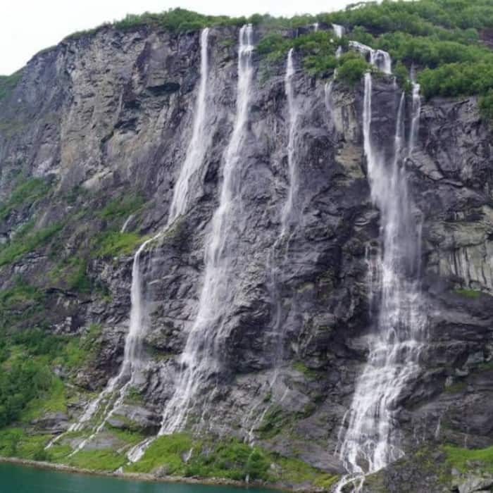 Tres Hermanas Falls     914 m
