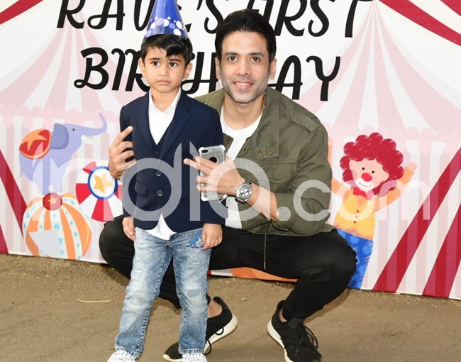 tushar-kapoor-arrives-at-the-birthday-bash-with-son-laksshya-kapoor-202001-1580123469-650x510.jpg