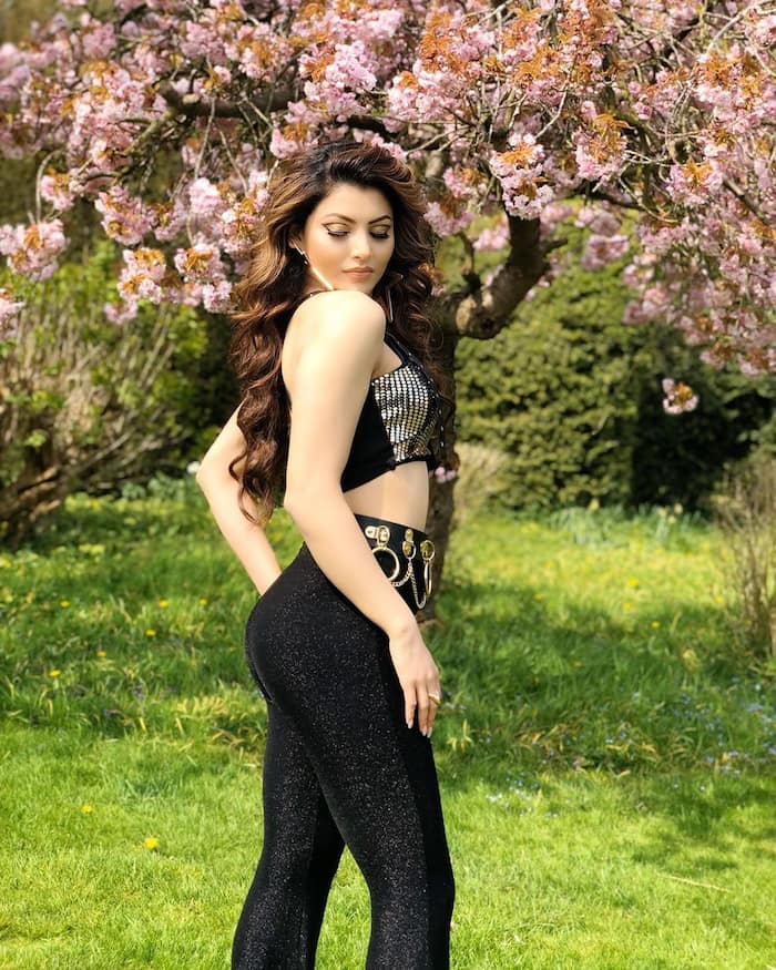 urvashi-rautela-paints-instagram-in-black-with-her-hot-and-bold-look