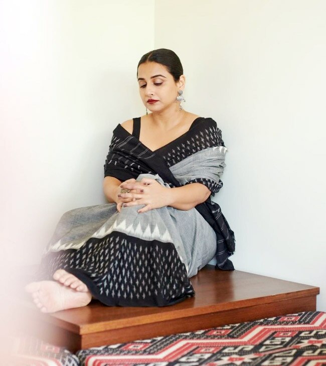 Vidya Balan Looks Simple Yet Elegant As She Poses In a Black Saree ...