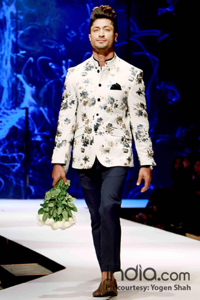 Vidyut Jammwal walking ramp at GQ fashion nights 2017