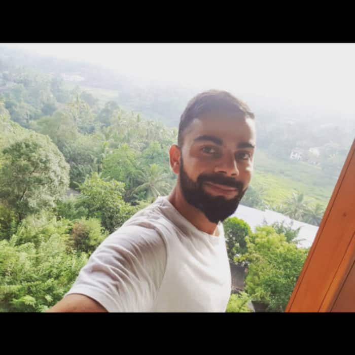 Virat Kohli clicks a selfie